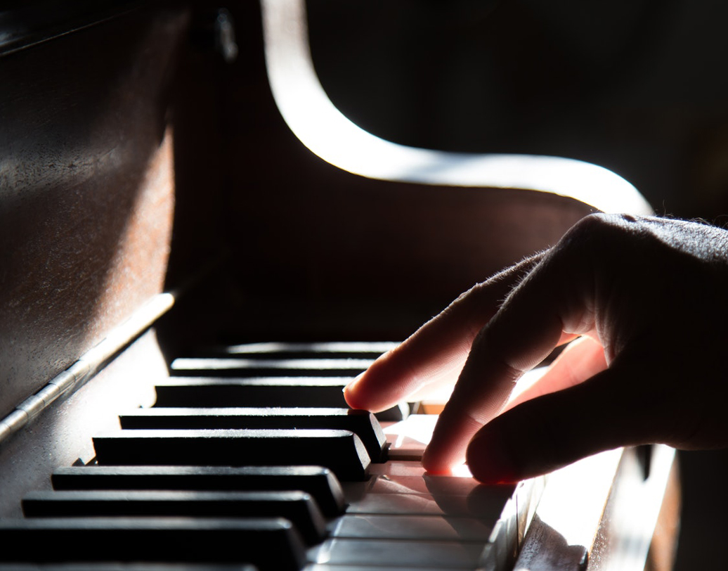 গান-বাজনা শিশুকে সঙ্গও দেয়। ফলে একাকিত্ব, হতাশা এ সব গ্রাস করতে পারে না সহজে। তার অবসরে সে গান-বাজনাকেই আঁকড়ে ধরে। ফলে, মনখারাপ বা জীবনের কঠিন মুহূর্তেও সে ভেঙে পড়ে না। তার মানসিক অবস্থাকে স্থিতিশীল করতে সাহায্য করে এই গান-বাজনাই। ছবি: আনস্প্ল্যাশ।