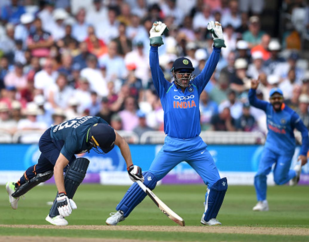 এখনও পর্যন্ত এক দিনের ম্যাচে ২৯৭টি ক্যাচ ধরেছেন তিনি। আর তিনটি ক্যাচ ধরলেই ৩০০-এর ঘরে ঢুকে যাবেন ধোনি।