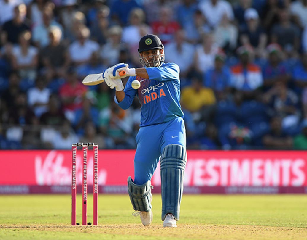 এক দিনের ম্যাচে ধোনি করেছেন ৯৯৬৭ রান। প্রথম এক দিনের ম্যাচে ব্যাট করার সুযোগ পাননি। আজ যদি ব্যাট সুযোগ পান, তা হলে আর একটি রেকর্ডের সামনে দাঁড়াবেন তিনি। আর ৩৩ রান করতে পারলেই দশ হাজারের এলিট গ্রুপে ঢুকে পড়বেন মাহি।