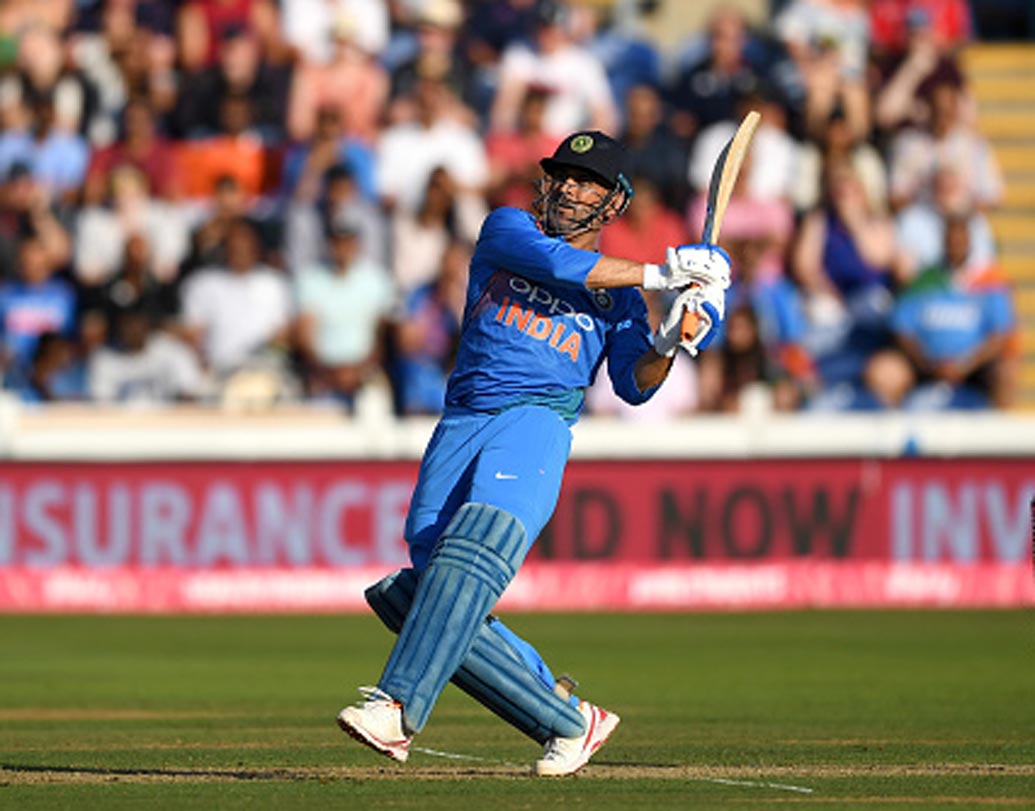 ধোনি দশ হাজারের ক্লাবে ঢুকে গেলে আরও একটা রেকর্ড গড়ে ফেলবেন। কারণ, তাঁর আগে যে ১১ জন দশ হাজার রান করেছেন, তাঁদের কারও গড় ৫০ বা তার বেশি নয়। একমাত্র ধোনিই সেই রেকর্ডের অধিকারী হবেন।