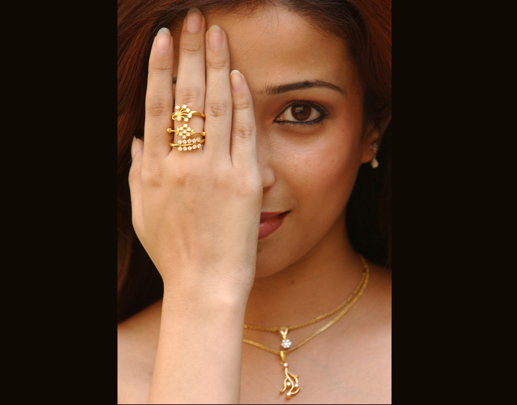 প্রভাব পড়েছে রুপোর দামেও। প্রতি কেজিতে রুপোর দাম ৪০,৫০০ টাকা থেকে কমে দাঁড়িয়েছে ৪০,৩৫০ টাকায়।