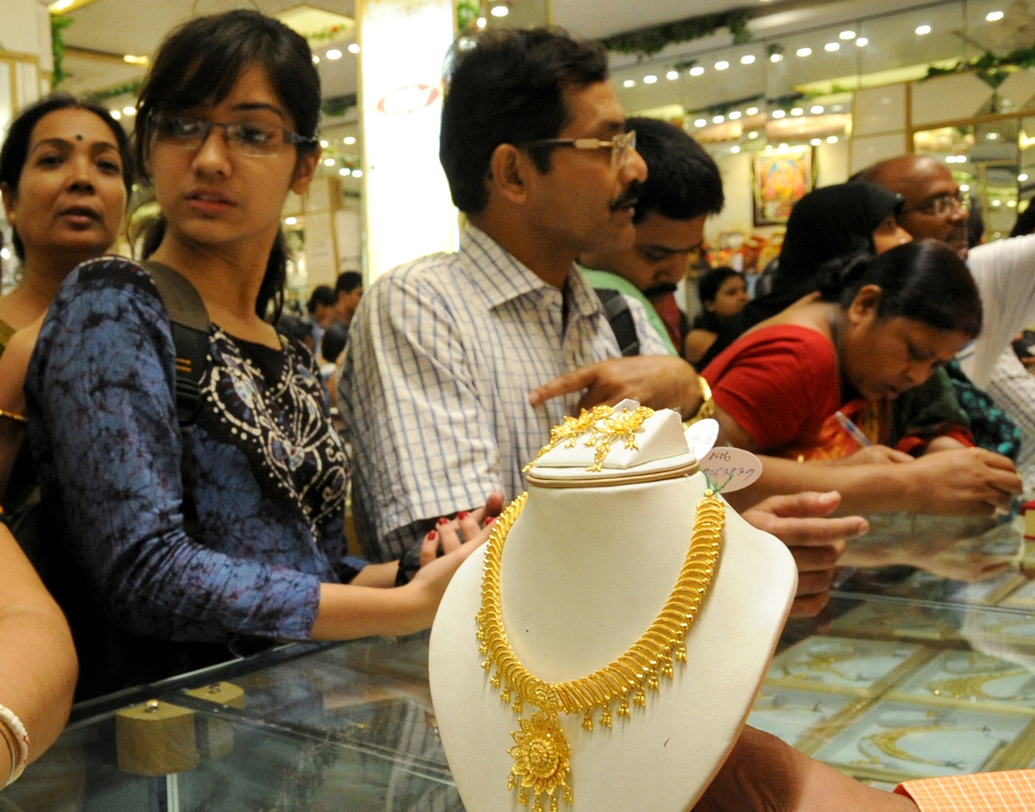 সোনার দাম কমার কারণ হিসাবে অর্থনীতিবিদরা জানিয়েছেন, আন্তর্জাতিক বাজারে সোনার দর পতনের কারণে দেশের বাজারে আচমকা দাম কমেছে৷ আন্তর্জাতিক বাজারে প্রতি আউন্সে ০.৩ শতাংশ সোনার দাম কমে গিয়েছে। অগস্টে আরও দাম কমতে পারে বলে মনে করছেন বিশেষজ্ঞরা।