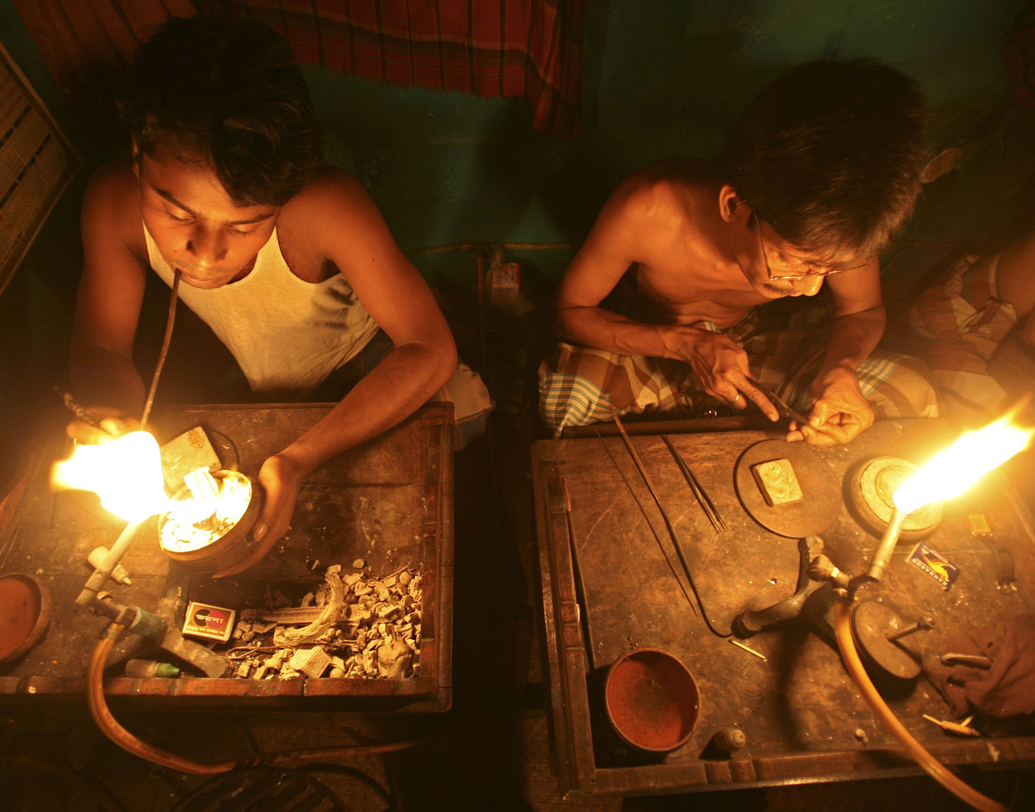 বিশ্বে প্রতি বছর মোট যে পরিমাণ সোনা খনি থেকে তোলা হয় এবং পুরানো সোনা হাত বদল হয়ে বাজারে বিক্রি হয় তার ৬০ শতাংশ গয়না তৈরির কাজে ব্যবহার হয়৷ বাকি ৪০ শতাংশ সোনা দিয়ে কয়েন, বার ইত্যাদি তৈরি হয়, যে গুলি মূলত বিনিয়োগকারীরা কিনে নেন।