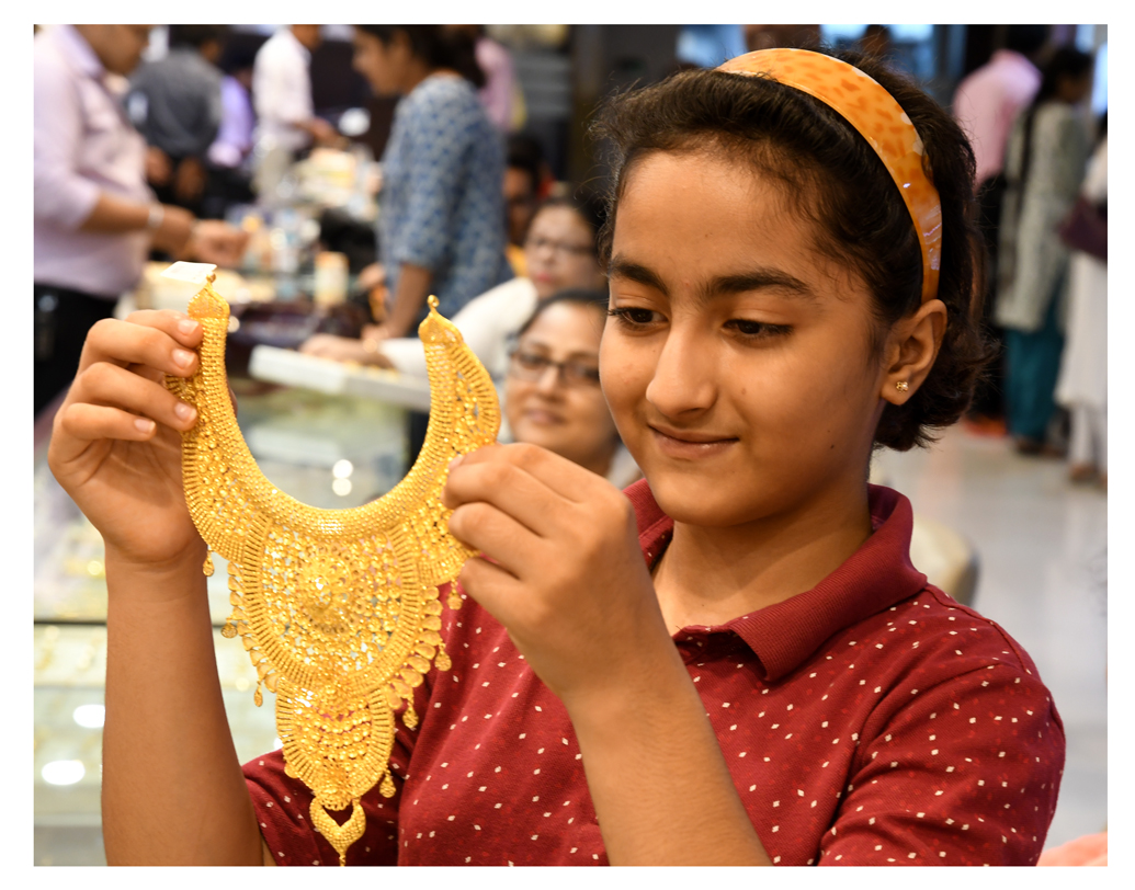 সোনার প্রতি বিনিয়োগকারীদের আকর্ষণ কমে যাওয়া সোনার পড়তি দরের একটা বড় কারণ বলে মনে করেন স্বর্ণ ব্যবসায়ী ও বিশ্লেষকরা৷