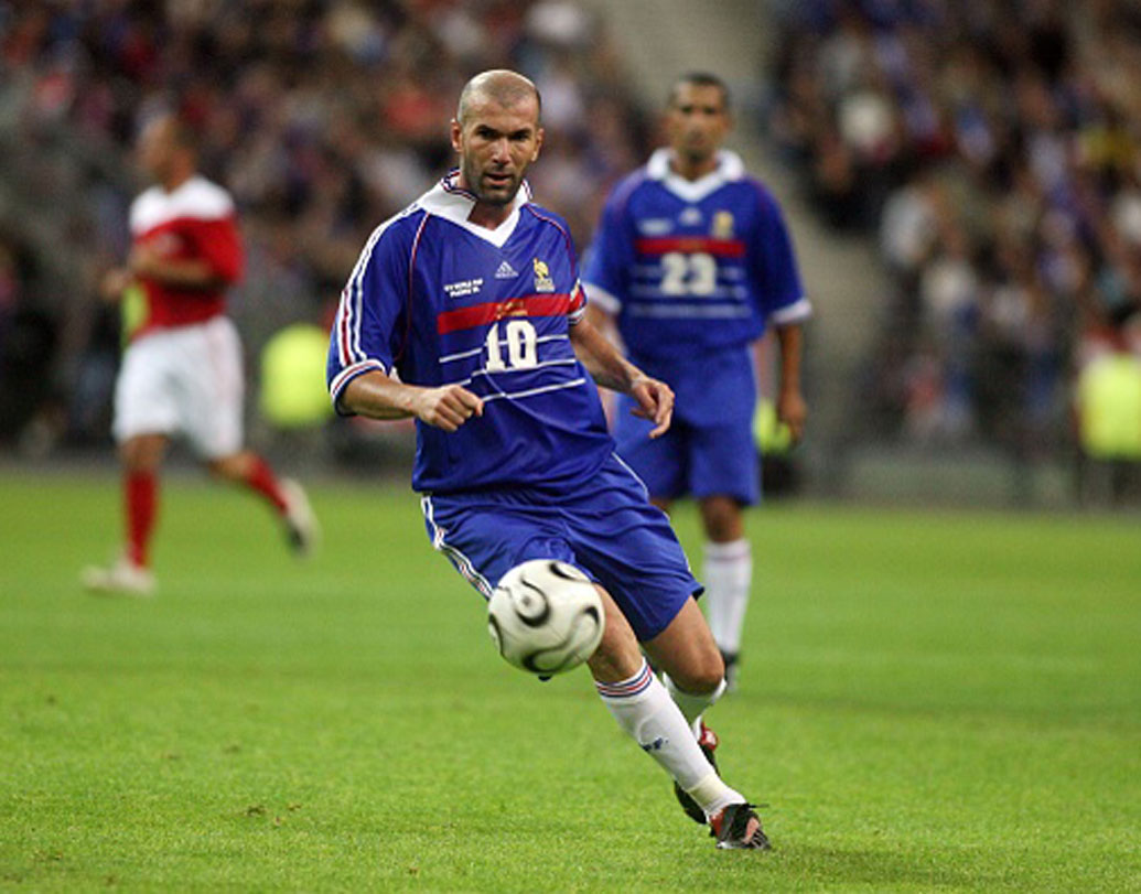 জিনেদিন জিদান: ফ্রান্সের বিশ্বকাপের অন্যতম প্রধান কারিগর। ফাইনালেও দু’টি গোল করেন এই আক্রমণাত্মক মিডফিল্ডার। জুভেন্তাস, রিয়াল মাদ্রিদ হয়ে কিছু দিন আগে পর্যন্তও রিয়ালের কোচিংয়ের দায়িত্ব সামলেছেন জিদান।