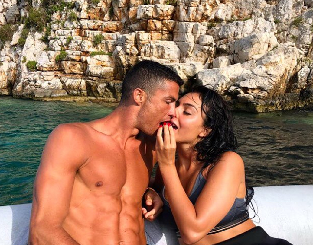 ক্রিশ্চিয়ানো রোনাল্ডোর প্রেমিকা জর্জিনা রদরিগেজ: ২০১৭ সালে জর্জিনার গর্ভে জন্ম নিয়েছে রোনাল্ডোর মেয়ে আলা মার্তিনা। ক্লাবের মতোই বান্ধবী বদলাতেও পারদর্শী সিআর সেভেন। বিপাশা বসু থেকে মারিয়া শারাপোভা, রঙিন এই ফুটবলারের সঙ্গে নাম জড়িয়েছে অনেকেরই।