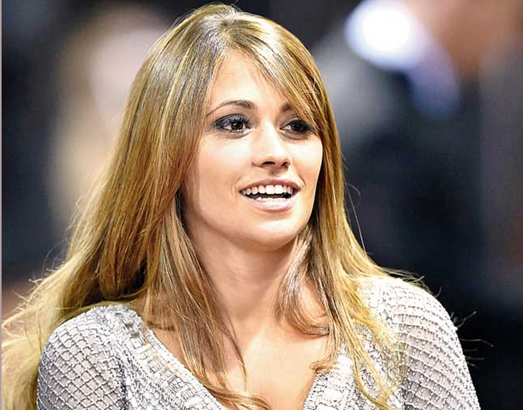 লিওনেল মেসির স্ত্রী আন্তোনেল্লা রোকুজ্জো: দু’জনের প্রথম আলাপ পাঁচ বছরের। ২০১২ সালে প্রথম সন্তান থিয়েগো আর ২০১৫ সালে জন্ম নেয় দ্বিতীয় সন্তান মাতেও। বিয়ে করেছেন অবশ্য ২০১৭ সালে। ছোটবেলার সঙ্গিনীই যে তাঁর দীর্ঘ দিনের প্রেমিকা, সে কথা অবশ্য অনেক পরে প্রকাশ্যে এনেছিলেন মেসি।