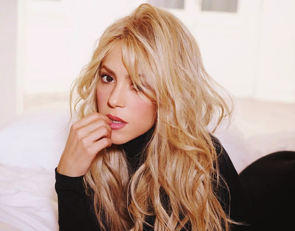 জেরার পিকের প্রেমিকা শাকিরা: দু’বার গ্র্যামি অ্যাওয়ার্ড আর সাতবার ল্যাটিন গ্র্যামি অ্যাওয়ার্ড পেয়েছেন শাকিরা। ২০১০ সালের বিশ্বকাপের থিম সং গাইতে গিয়েই আলাপ স্পেনের জাতীয় দলের ডিফেন্ডার পিকের সঙ্গে। পিকে কিন্তু শাকিরার চেয়ে বছর দশেকেরেও বেশি ছোট। ধুর! প্রেমে আবার বয়স কীসের।