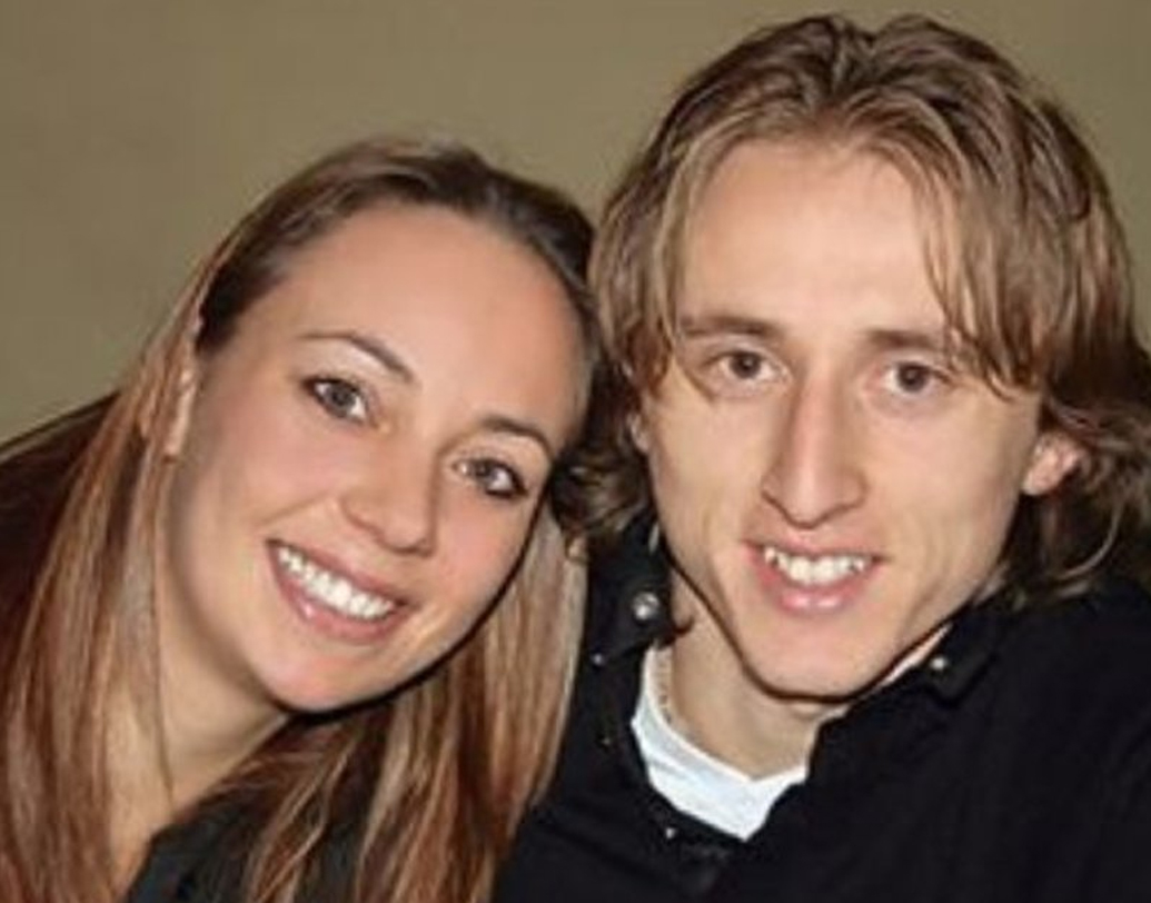 ক্রোয়েশিয়ার অধিনায়ক লুকা মদরিচের স্ত্রী ভানজা বসনিচ: মদরিচের ম্যানেজার তাঁর স্ত্রী। মদরিচের রিয়াল ডিল নাকি সিল করেছিলেন ভানজাই। তবে ভানজা ক্যামেরার পিছনে থাকতেই ভালোবাসেন। নেই কোনও সোশ্যাল মিডিয়া অ্যাকাউন্টও।