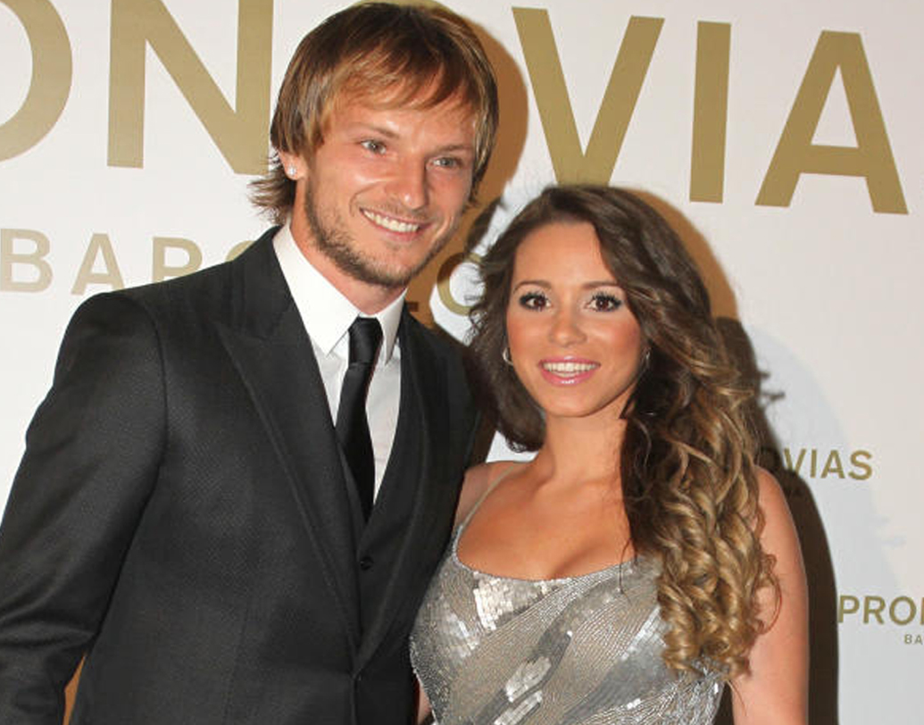 ক্রোয়েশিয়ার মিডফিল্ডার ইভান রাকিতিচের স্ত্রী রাকিল মউরি: ম্যাচ জেতার চেয়েও রাকিলের মন জয় করা নাকি বেশি কঠিন ছিল বলেছেন রাকিতিচ। বহু বার প্রোপোজ করার পর তবে রাজি হয়েছিলেন ইভানের বর্তমান স্ত্রী রাকিল। রয়েছে দুই মেয়েও।