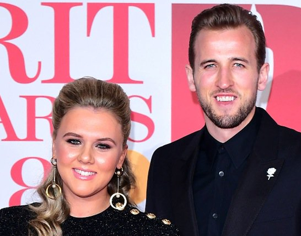 ইংল্যান্ডের অধিনায়ক হ্যারি কেনের প্রেমিকা কেটি গুডল্যান্ড: দু’জনের আলাপ সেই স্কুলের সময় থেকেই। কেটি এখন স্পোর্টস সায়েন্স বিশেষজ্ঞ | হ্যারির ফিটনেসের দিকেও নজর রাখেন কেটি। দু’জনেই সারমেয়প্রেমী। রয়েছে আদরের দুটো ল্যাব্রাডর। গত বছর জন্ম হয় তাঁদের প্রথম সন্তান আইভির।