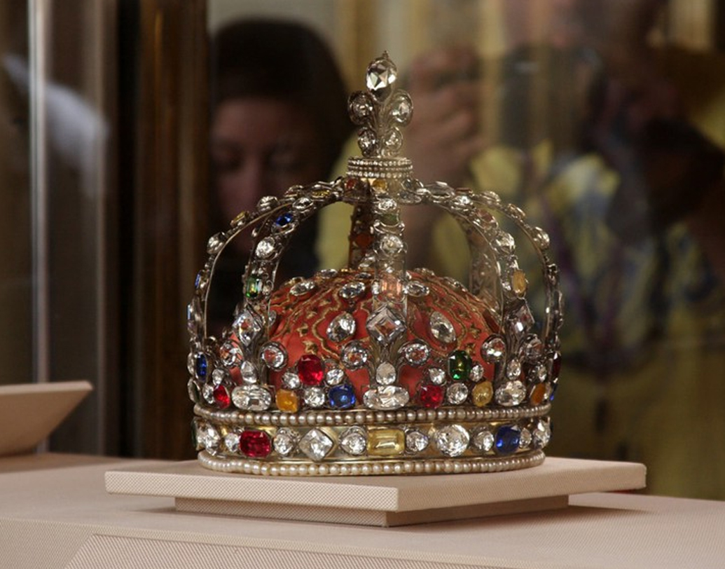 লন্ডনের জুয়েল হাউস: চোখ ধাঁধানো সৌন্দর্য, কিন্তু ছবি তুলতে পারবেন না একেবারেই। মণিমানিক্য দিয়ে মোড়া এই মুকুটটি লন্ডন টাওয়ারের মিউজিয়ামে ‘বম্বপ্রুফ গ্লাস’ দিয়ে ঘিরে রাখা রয়েছে।