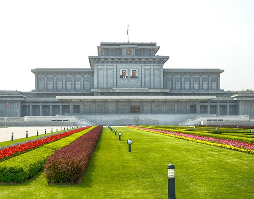উত্তর কোরিয়া কুমসুসান প্যালেস অফ সানে ছবি তোলা নিষেধ তো বটেই। এমনকি বেড়াতে গিয়ে গাইডের অনুমতি ছাড়া অন্য কোথাও ছবি তুলতে পারবেন না। নাগরিকদের হেঁটে যাওয়ার মতো সাধারণ ছবি তোলাও মারাত্মক অপরাধ এ দেশে।