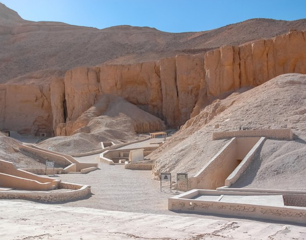 মিশরের ভ্যালি অফ দ্য কিংস: সমাধিক্ষেত্রটি ঘুরে দেখুন। কোনও অসুবিধা নেই। কিন্তু যদি ক্যামেরা হাতে কিংবা ছবি তুলতে আপনাকে কেউ দেখে ফেলে, তৎক্ষণাৎ ক্যামেরা কেড়ে নেওয়া হবে। দিতে হবে ১১৫ ডলার জরিমানা।