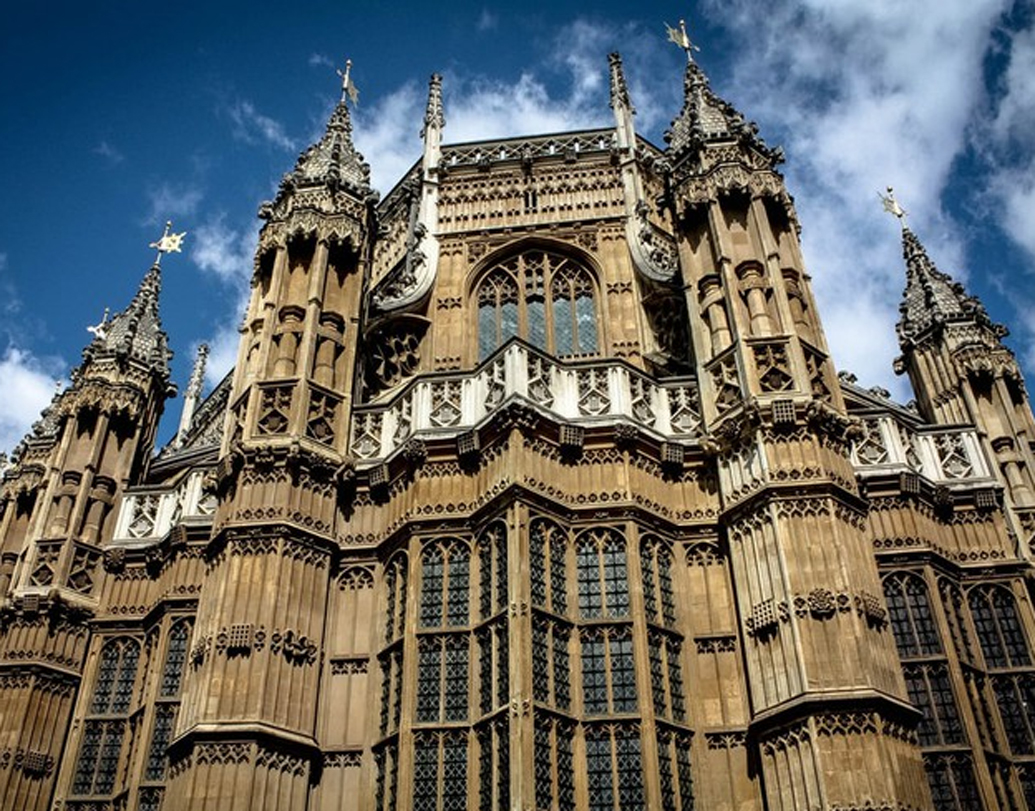 লন্ডনের ওয়েস্টমিনস্টার অ্যাবে: উৎসাহীরা এখানে এসে ছবি তুললে শান্তি বিঘ্নিত হবে, এমনটাই মনে করেন গির্জা কর্তৃপক্ষ। তাই ছবি তোলা মানা। তবে গির্জার নিজের ওয়েবসাইট থেকে ছবি ডাউনলোড করা যাবে।