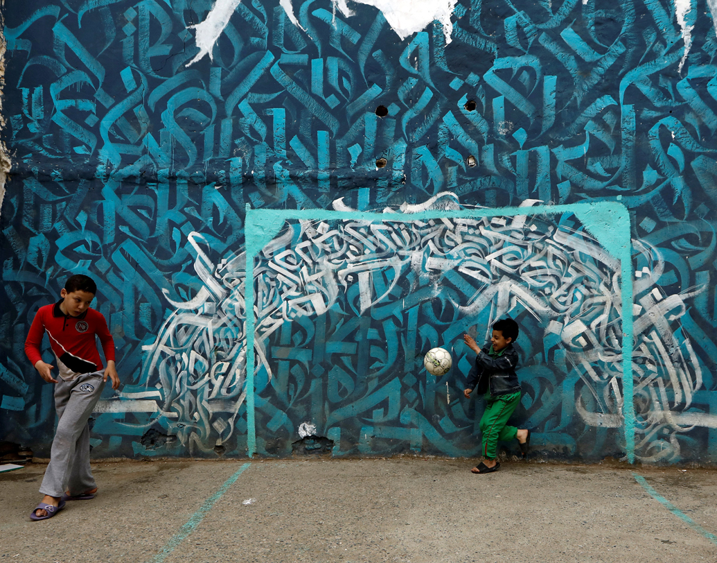 আলজিরিয়া: অনুমতি ছাড়া এখানে কারও ছবি তোলা যাবে না। বিশেষ করে কোনও মহিলা বা শিশুর ছবি তুলতে হলে অনুমতি নিতে হবে তাঁর অভিভাবক কিংবা স্বামীর।