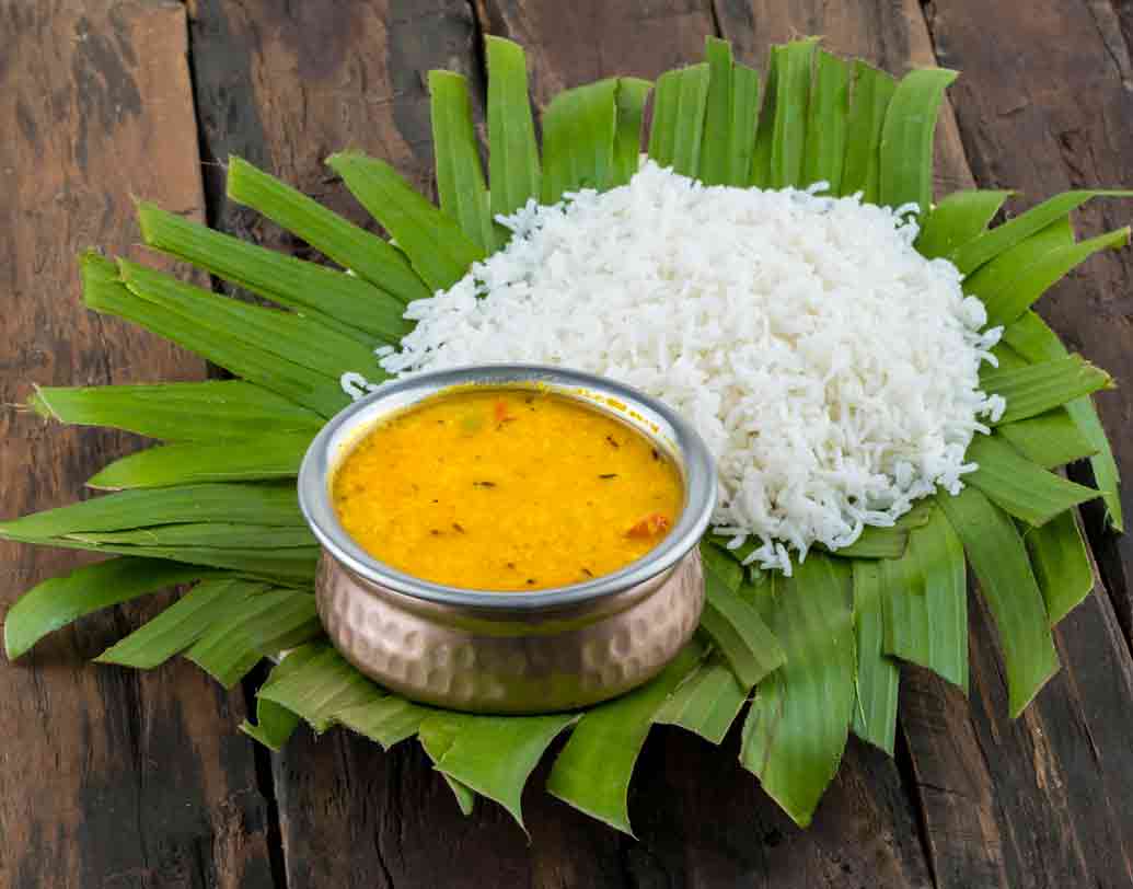 বাঙালির রোজের ডাল-ভাত খাওয়ার রেওয়াজটুকুও আদতে ভারতীয় নয়! শুনতে অবাক লাগলেও এটাই সত্যি। ইতিহাস ঘাঁটলে দেখা যায়, একাদশ শতাব্দীর শেষ ভাগে নেপালের দক্ষিণাংশ দক্ষিণ ভারতের চালুক্য সাম্রাজ্যের অধীনে আসে। তখনই তাদের খাদ্যাভ্যাস ঢুকে পড়তে থাকে ভারতে। ভাত-ডালের এই ধারণা তাই নেপালেরই। ছবি: শাটারস্টক।