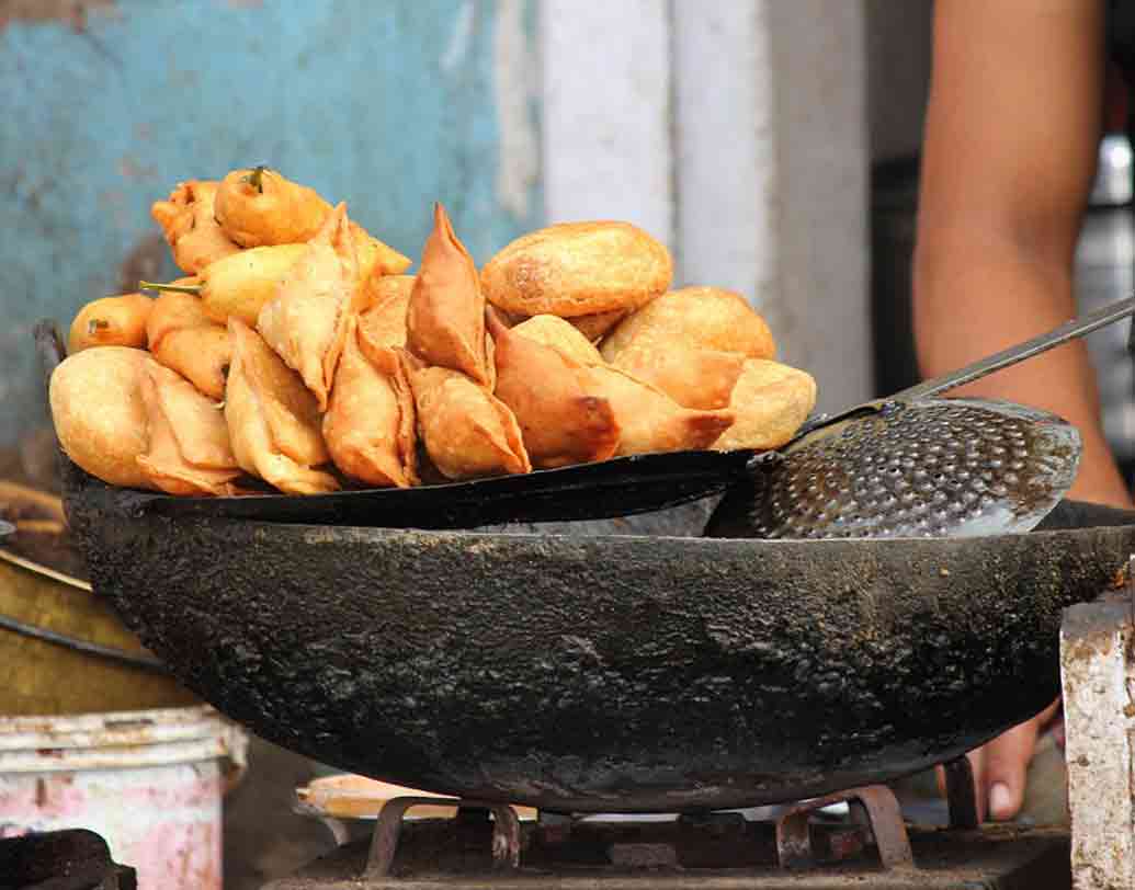 শিঙাড়া! যা কিনা মাঝে মাঝেই আপনার চা-এর সঙ্গে উপযুক্ত ‘টা’ হয়ে ওঠে, তা কিন্তু ভারতীয়দের সৃষ্টি নয়। ইতিহাসবিদদের মতে, ইরান থেকেই নাকি এ দেশে আসে শিঙাড়া বা সামোসা। ইরানি ইতিহাসবিদ আবুল ফজল বেহাকি তাঁর বইতে উল্লেখ করেছিলেন 'সাম্বোসা' নামের এক খাবারের। সে খান থেকেই শিঙাড়ার উৎপত্তি বলে খাদ্য-গবেষকদের মত। ছবি: পিক্সঅ্যাবে।