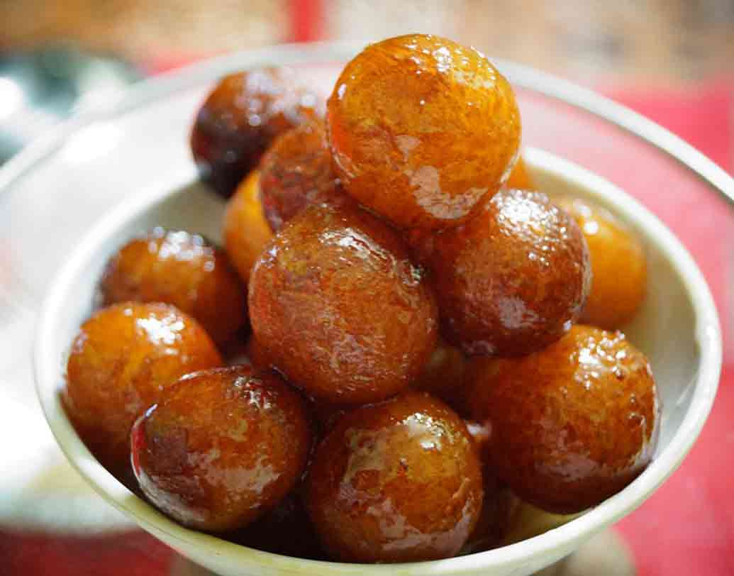 বিযেবাড়ি হোক বা ঘরোয়া মিষ্টিমুখ, গোলাপজামের কদর দিব্য করে ভারতীয়রা। কিন্তু এই খাবারেরও জন্ম ভারতে নয়। বরং পারস্যের মুসলসান শাসকদের রসুই ঘর থেকেই এই খাবারের আমদানি ভারতে। তার পরই তা জনপ্রিয়তা লাভ করে। ছবি: পিক্সঅ্যাবে।