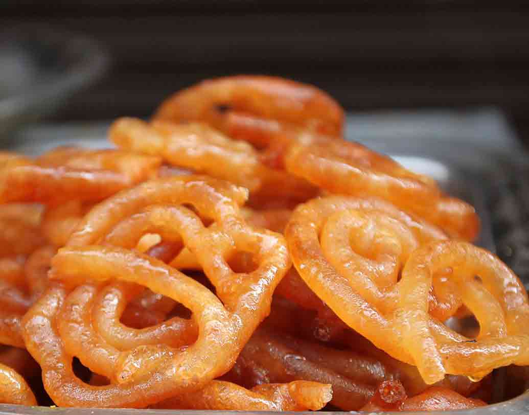 রথের মরসুমে জিলিপি নিয়ে কথা হবে না তা কি হয়? কিন্তু বাঙালি যতই ভোজনরসিক হোক না কেন, এটা মানতেই হবে সবেদা গোলার ওই লোভনীয় পদ মোটেও ভারতের নয়। বরং মধ্যপ্রাচ্যের ‘জুলবিয়া’ থেকেই এই খাবারের এমন নামকরণ। ছবি: পিক্সঅ্যাবে।