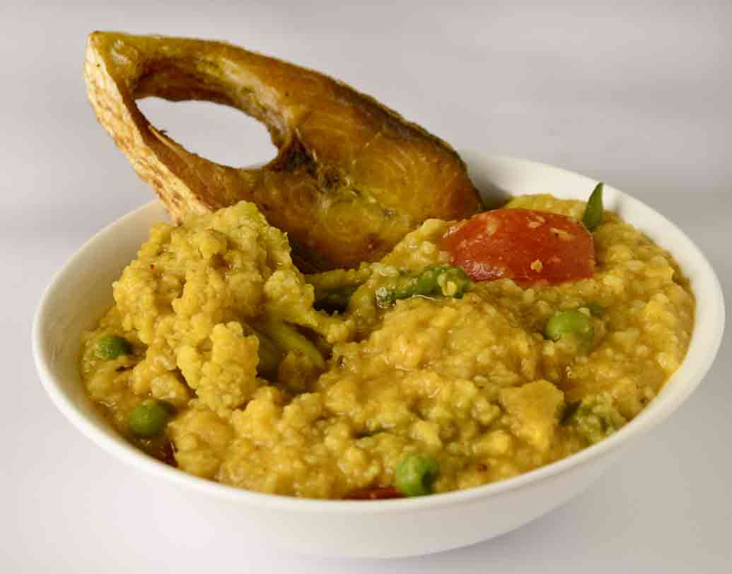 বর্ষা কালে যে খাবার ছাড়া বাঙালির ঘরে হাঁড়ি চ়ড়ে না, তার জন্মও ভারতে নয়। ঠিকই ধরেছেন, খিচুড়ির কথাই বলছি। আজ থেকে ২৫০০ বছর আগে প্রতিবেশী চিন দেশ থেকে এই খাবার ঢুকে পড়ে ভারতীয় রান্নাঘরে। রান্নার মূল পদ্ধতি এক রেখে তাতে পরে অবশ্য যোগ হয়েছে নানা ভারতীয় মশলা। নিজস্ব চিত্র।