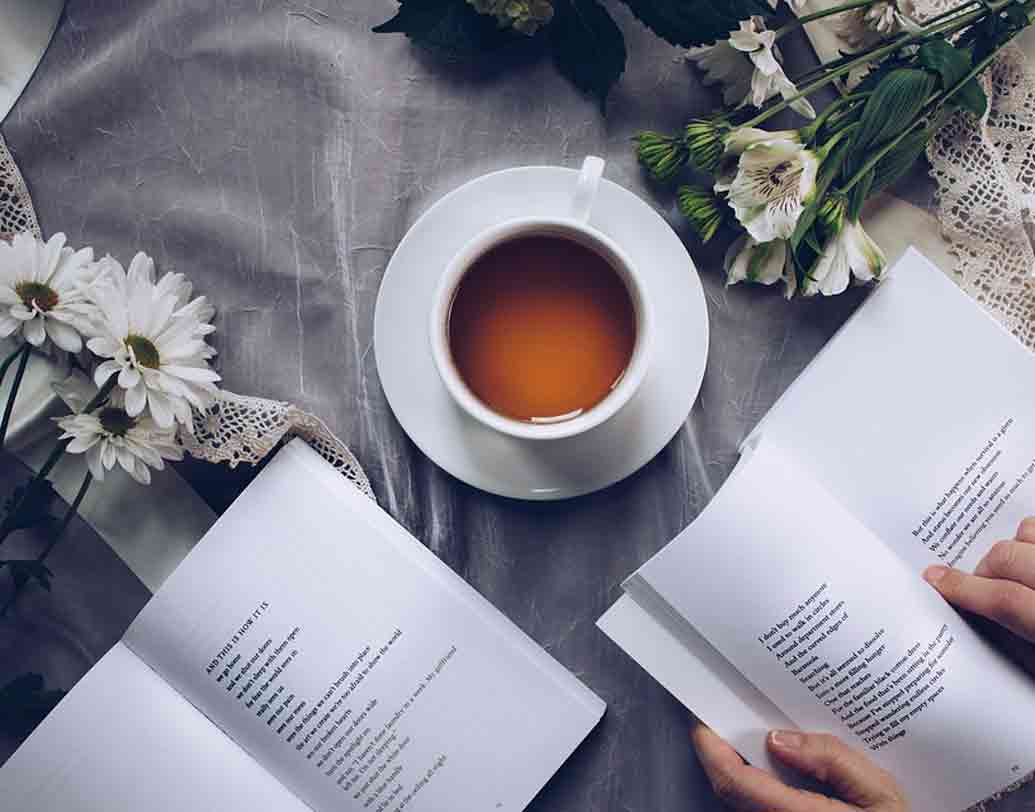 মন-মেজাজ তাজা করতে হোক, বা ঘরোয়া অভ্যর্থনা— বাঙালি চা ছাড়া ভাবতেই পারে না। কিন্তু এই চা-ও এসেছে চিনাদের হাত ধরেই। ১৬৫০ খ্রিস্টাব্দে চিনে বাণিজ্যিকভাবে চায়ের উৎপাদন শুরু হয়। আর ভরতে সেই চাষ শুরু হয় ১৮১৮ খ্রিস্টাব্দে। ছবি: পিক্সঅ্যাবে।