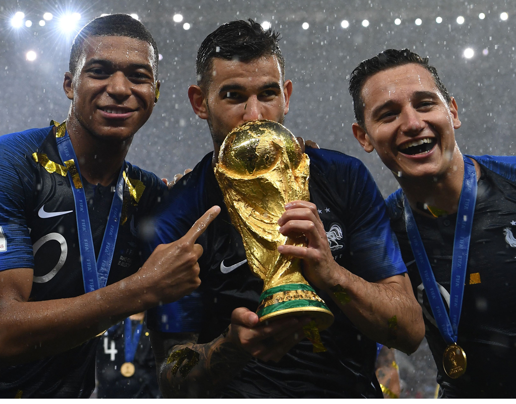 ফ্রান্সের এই দলের গড় বয়স মাত্র ২৬। তারুণ্যে ভর করেই এ বারে চ্যাম্পিয়ন হল ফ্রান্স। মস্কোর লুঝনিকি স্টেডিয়ামে ক্রোয়েশিয়াকে ৪-২ গোলে হারিয়ে দ্বিতীয়বারের জন্য বিশ্বকাপটা নিজেদের দখলে রাখলেন এমবাপেরা।