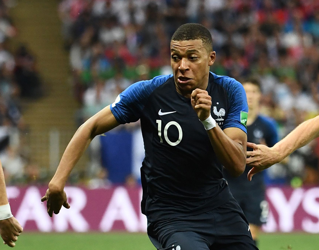 ডান পায়ের দুর্দান্ত শটে বিশ্বকাপে নিজের চতুর্থ গোল করেন এমবাপে। মাত্র উনিশ বছর বয়সেই বিশ্বকাপ ফাইনালে গোল করে ছুঁয়ে ফেললেন কিংবদন্তি পেলেকে। পুরো টুর্নামেন্টেই এমবাপের গতি সমস্যায় ফেলেছে বিপক্ষকে।
