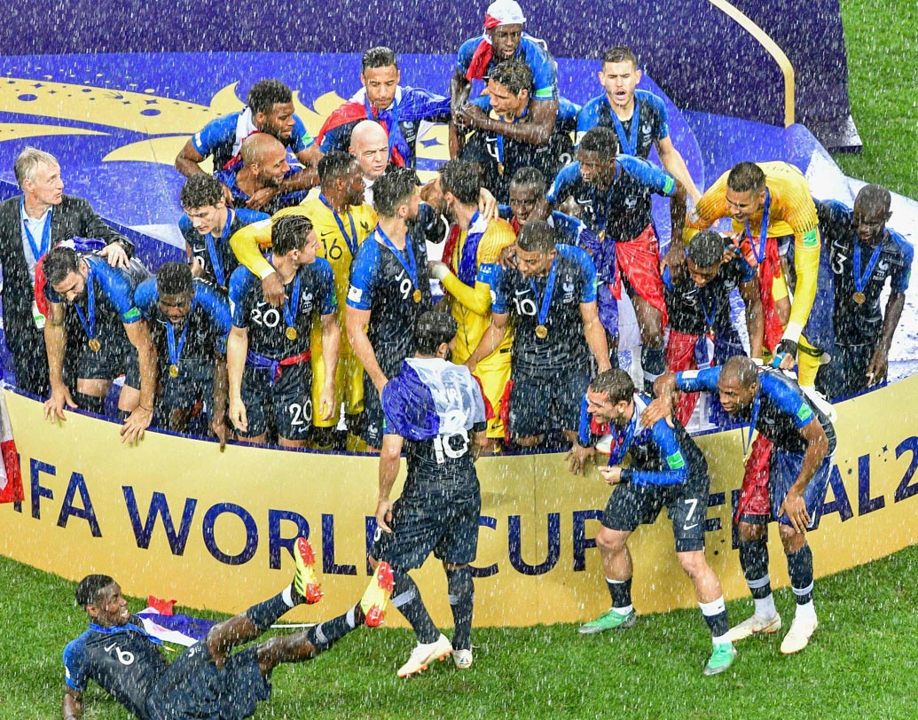 ফাইনালে ক্রোয়েশিয়াকে হারিয়ে বিশ্বকাপ জিতল ফ্রান্স। এই নিয়ে দ্বিতীয় বার। প্রথম বার ফরাসিরা বিশ্বকাপ জিতেছিলেন ১৯৯৮ সালে।