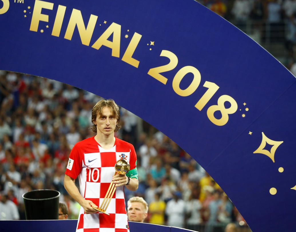 বিশ্বকাপের সেরা ফুটবলার হয়ে ‘গোল্ডেন বল’ পেলেন ক্রোয়েশিয়ার লুকা মদরিচ। প্রতিটি ম্যাচেই দলের ভরকেন্দ্র ছিলেন ক্রোয়েশিয়া অধিনায়কই।