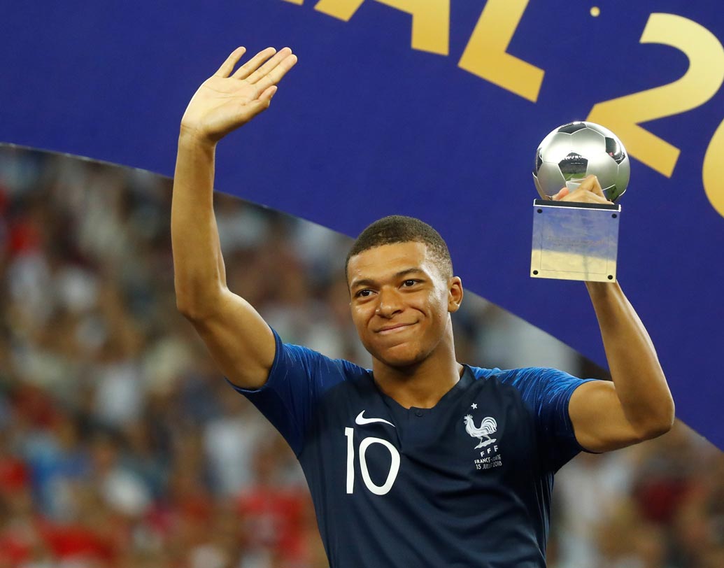 সেরা উদীয়মান ফুটবলার হলেন ফ্রান্সের এমবাপে। মাত্র উনিশ বছর বয়সেই বিশ্বকাপ ফাইনালে গোল করে ছুঁলেন পেলেকে।