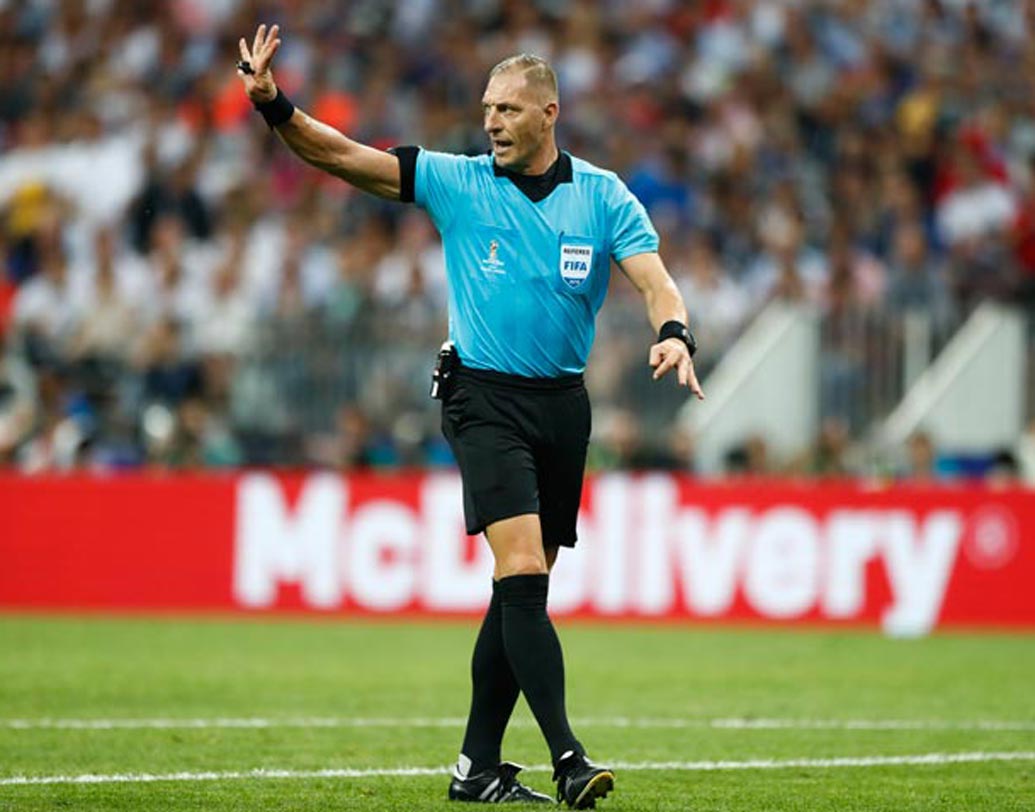 তৃতীয় গোলেও ক্রোয়েশিয়ার অবদানই বেশি। হ্যান্ডবল করার অপরাধে পেনাল্টি দেন রেফারি। বারবার দেখার পর ‘ভার’-র সাহায্যে সিদ্ধান্ত নেন রেফারি।