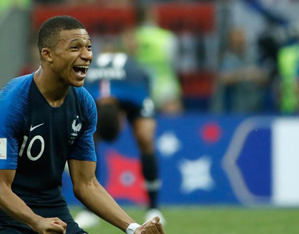 তিন মিনিট পরই ম্যাচের ৬৭ মিনিটে দলের হয়ে চার নম্বর গোলটি করেন এমবাপে। ২৫ গজ দূর থেকে নেওয়া শটে জালে বল জড়িয়ে দেন ১৯ বছরের এমবাপে।