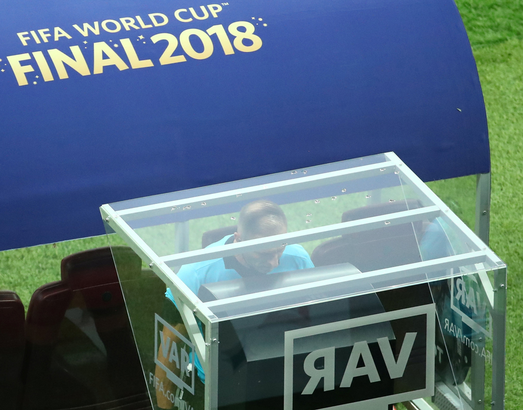 বিশ্বকাপের ফাইনালে প্রথম বার ব্যবহার করা হল ভিডিও অ্যাসিস্ট্যান্ট রেফারি (ভার)। রেফারি নেস্তর পিতানা ফ্রান্স ও ক্রোয়েশিয়া ম্যাচের মাঝে সর্বোচ্চ প্রযুক্তির ব্যবহার করেন। হ্যান্ডবল এবং পেনাল্টির সিদ্ধান্ত নিতেই ভারের ব্যবহার করেন পিতানা।