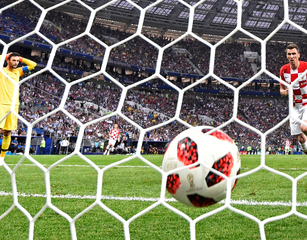 নয়া ইতিহাসের সাক্ষী রইল লুঝনিকি স্টেডিয়াম। ৬২ বছর পর বিশ্বকাপ ফাইনালে হাফ ডজন গোল। ১৯৬৬ সালে ৪-২ গোলে পশ্চিম জার্মানিকে হারিয়েছিল ইংল্যান্ড। এ বার ক্রোয়েশিয়াকে ৪-২ গোলে হারাল ফ্রান্স।