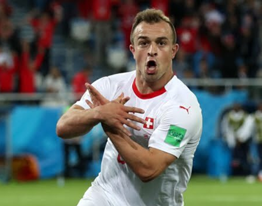 সার্বিয়ার বিপক্ষে গোলের পর সুইৎজারল্যান্ডের গ্রানিৎ শাকা ও জার্দান শাকিরি ‘ডাবল ঈগল’ প্রতীক দেখানোয় সাসপেন্ড করে ফিফা। পিতৃভূমি আলবেনিয়া-কসভোকে মনে রেখে মাঠেই দুই অভিবাসী ফুটবলারের এই কাণ্ডের জন্য এবং ফুটবলে রাজনীতি আনার জন্য এই শাস্তি বলে জানিয়েছে ফিফা।