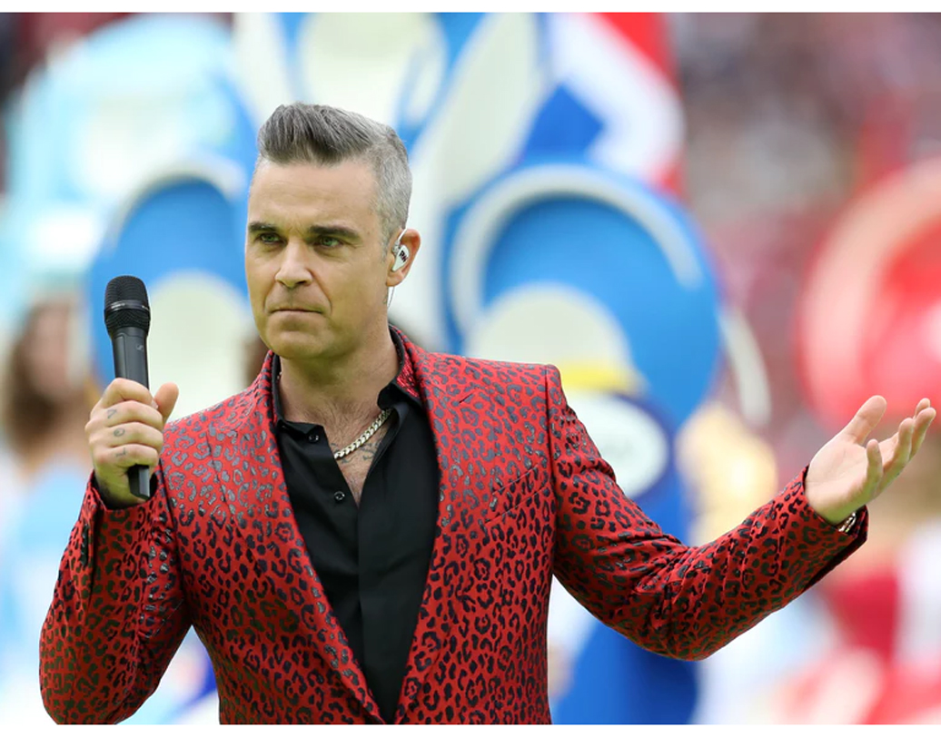 উদ্বোধনী অনুষ্ঠানে পারফরম্যান্সের সময় রোবি উইলিয়ামস ক্যামেরার দিকে তাকিয়ে অশ্লীল অঙ্গভঙ্গি করেন। বিশ্বকাপের মঞ্চে পারফরম্যান্সের সময় এ ধরনের ঘটনা আগে ঘটেনি।