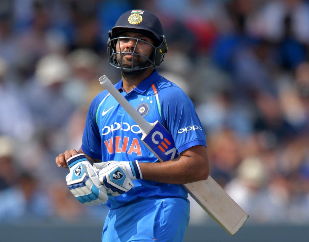 রোহিত শর্মা: প্রথম ম্যাচে সেঞ্চুরি হাঁকিয়েছিলেন রোহিত শর্মা। কিন্তু দ্বিতীয় ম্যাচে বেশি রান করতে পারেননি। তবে টি-টোয়েন্টি আর একদিনের ম্যাচ মিলিয়ে পারফরম্যান্স মোটামুটি ভালই। সুতরাং আজকের ম্যাচেও নজর থাকছে রোহিতের দিকে।