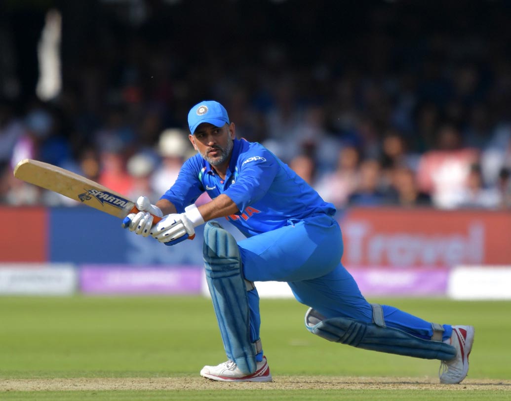 এম এস ধোনি: রেকর্ড তিনি করছেন ঠিকই কিন্তু গত ম্যাচে ধোনি মন্থর ব্যাটিং করায় প্রশ্ন উঠছে অনেক। বিশেষজ্ঞদের মতে সময় নিচ্ছেন রান করতে। দ্বিতীয় ম্যাচে ৫৯ বল খেলে ৩৭ রান করেছিলেন ধোনি।