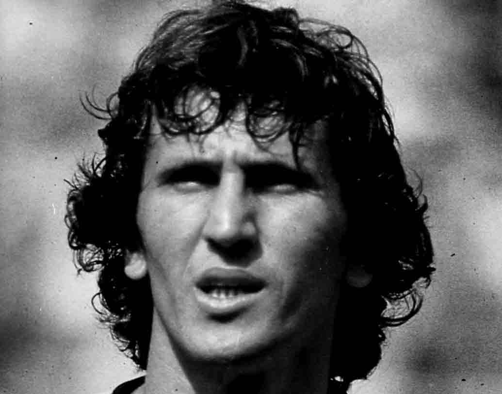 এক বারের জন্যও বিশ্বকাপ জিততে পারেননি ব্রাজিলের তারকা ফুটবলার জ়িকো। ১৯৮২-র বিশ্বকাপে ব্রাজিল দলটিতে ছিলেন একাধিক স্টার প্লেয়ার। সেই দলে ছিলেন জ়িকোও। সে বছরে দ্বিতীয় রাউন্ডেই ইতালির কাছে হেরে যায় ব্রাজিল। জ়িকোর বিশ্বকাপ জয়ের স্বপ্নভঙ্গ হয়। পরে ১৯৮৬-র বিশ্বকাপ খেলেছিলেন তিনি, কিন্তু সে বারও কাপ ঘরে নিয়ে আসতে পারেনি ব্রাজিল।