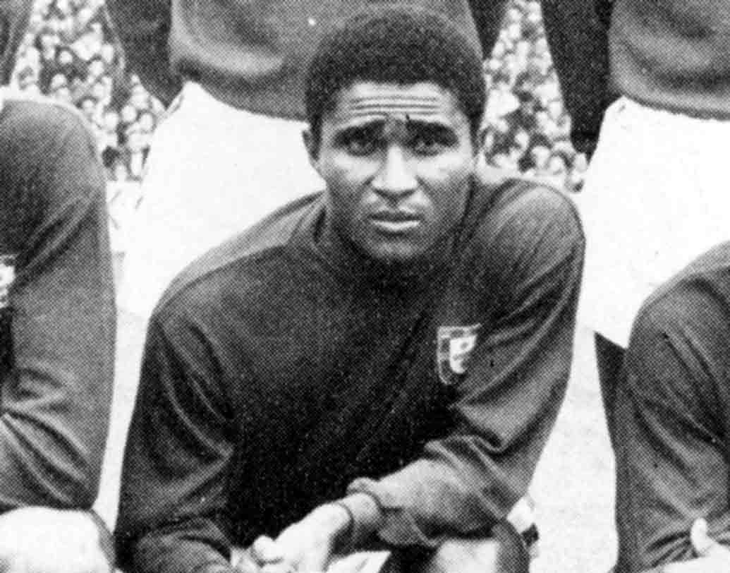 ক্রিশ্চিয়ানো রোনাল্ডোর আগে পর্তুগালের স্টার প্লেয়ার ছিলেন একজনই। তিনি ইউসেবিও। ১৯৬৫ সালে ব্যালন ডি’ওর পুরস্কার জিতেছিলেন ইউসেবিও। জীবনে এক বারই বিশ্বকাপ খেলতে পেরেছিলেন এই তারকা ফুটবলার। ১৯৬৬-র বিশ্বকাপে সর্বোচ্চ গোলদাতাও হয়েছিলেন তিনি। কিন্তু সে বার বিশ্বকাপ জিততে পারেনি পর্তুগাল। থার্ড প্লেসে আটকে গিয়েছিল ইউসেবিও-র দেশ।