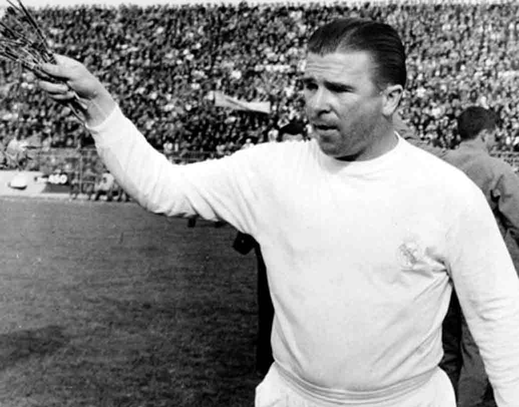 পুসকাসের সময় হাঙ্গেরি ফুটবল দলটার নামই ছিল ‘গোল্ডেন টিম’। ১৯৫৪-র বিশ্বকাপ দলে ছিলেন পুসকাস। সে বার ফাইনালে পৌঁছেছিল হাঙ্গেরি। কিন্তু শেষ পর্যন্ত পশ্চিম জার্মানির কাছে হারতে হয় হাঙ্গেরিকে। সেই সঙ্গে পুসকাসের বিশ্বকাপ জয়ের স্বপ্নও শেষ হয়ে যায়।