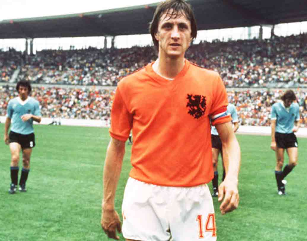 ফুটবলে ‘ক্রুয়েফ টার্ন’-এর কথা প্রায় সকলেরই জানা। ডাচ প্লেয়ার ইয়োহান ক্রুয়েফের সেই স্কিল আজও জনপ্রিয়। নেদারল্যান্ডস দলটিকে বিশ্ব ফুটবলের দরবারে জায়গা করে নিতে সাহায্য করেছিলেন ইয়োহান ক্রুয়েফ। একবারই বিশ্বকাপ খেলেছিলেন তিনি। ১৯৭৪-র বিশ্বকাপে ক্রুয়েফ দলকে ফাইনাল পর্যন্ত টেনে নিয়ে গিয়েছিলেন। কিন্তু হারতে হয় জার্মানির কাছে।