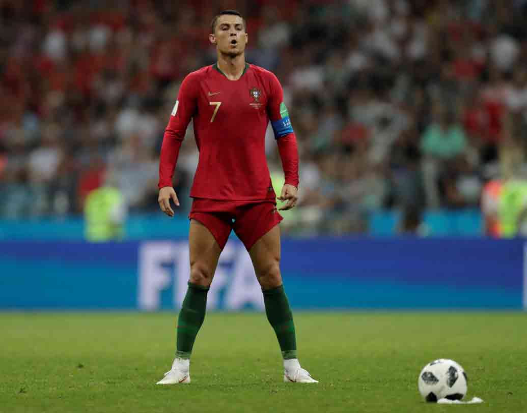 লা লিগা টাইটেল দু’বার। প্রিমিয়ার লিগ তিন বার। চ্যাম্পিয়ন্স লিগ পাঁচ বার। আর ফুটবলের সেরা পুরস্কার ব্যালন ডি’ওর-ও পাঁচ বার। সি আর সেভেনের নামের পাশে খেতাবের ছড়াছড়ি। ২০১৬-য় দেশকে ইউরোপিয়ান চ্যাম্পিয়নশিপ কাপ এনে দিয়েছিলেন ক্রিশ্চিয়ানো রোনাল্ডো। এই নিয়ে চারটি বিশ্বকাপ হয়ে গেল ৩৩ বছরের রোনাল্ডোর। কিন্তু বিশ্বকাপ ওঠেনি তাঁর হাতে।