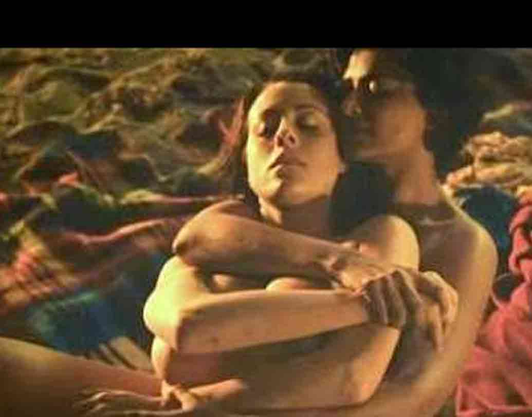 আনফ্রিডম: লেসবিয়ান দুই নারীর সম্পর্ক, উভকামী একজন পুরুষের কাহিনী, সাম্প্রদায়িক দাঙ্গার আশঙ্কা-সহ বিভিন্ন যুক্তিতে ২০১৫ সালে রাজ অমিত কুমার পরিচালিত ছবিটিকে নিষিদ্ধ ঘোষণা করে সেন্সর বোর্ড।