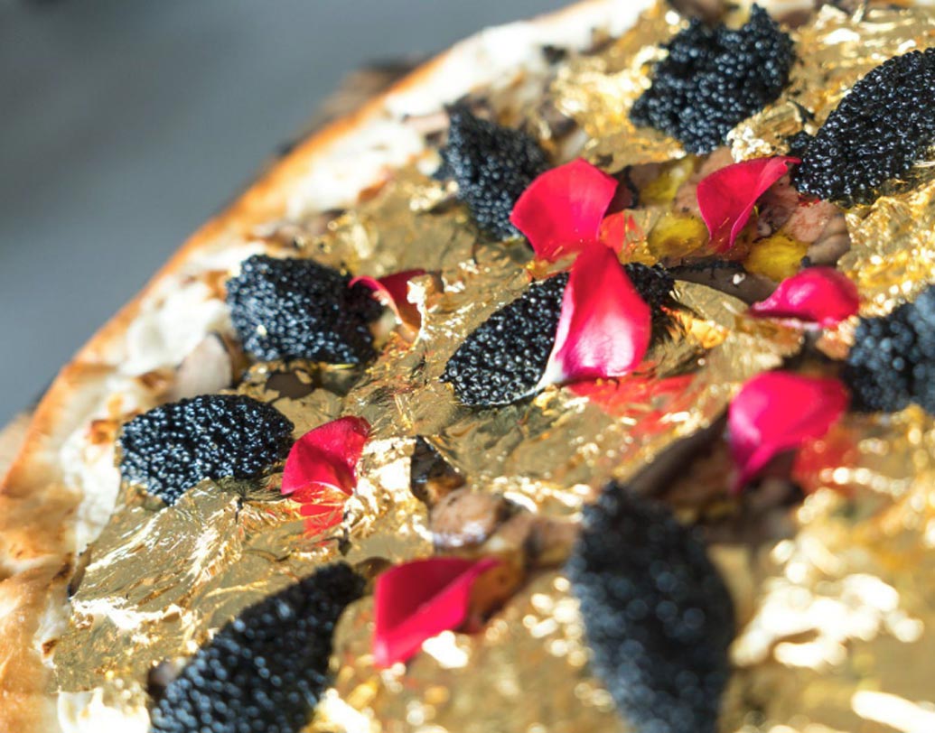 পিৎজার দাম ১ লক্ষ ৭৫ হাজার টাকার কাছে। এমনটা আগে শুনেছেন কখনও? ব্ল্যাক স্কুইড ইঙ্ক, ব্রিটেনের এক বিশেষ ধরনের চিজ, এবং আরও নানান দেশের বিভিন্ন জিনিস দিয়ে তৈরি হয় এই পিৎজা।