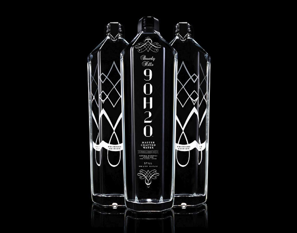 জলের বোতলের দাম যে ৬৫ লক্ষ টাকা, এমনটা আগে কখনও শুনেছেন? বিশেষ ধরনের এই বোতলের নাম ‘বেভারলি হিলস্ নাইনটি এইচ টু ও’। মূলত হিরের কারুকার্য থাকে বলেই এই জলের বোতল এত খরচসাপেক্ষ।