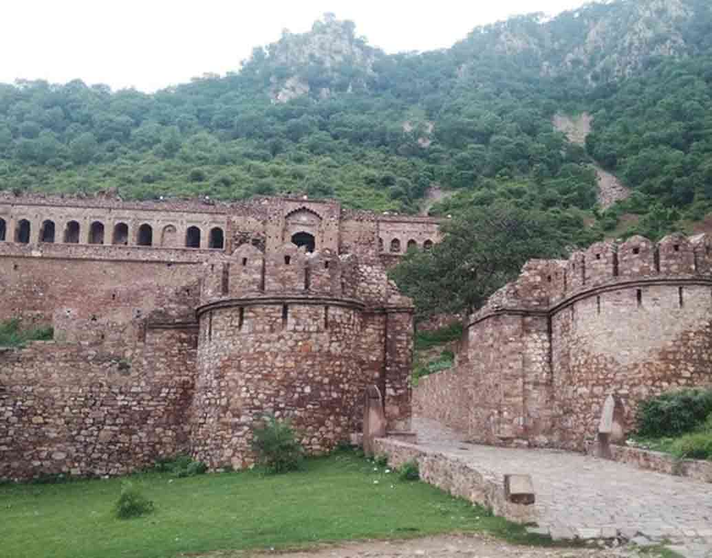 রাজস্থানের ভানগড় কেল্লা : রাজা মাধো সিংহ এই কেল্লা তৈরি করেন। এক তান্ত্রিক ও রাজকন্যার সম্পর্ক নিয়েও কিছু স্থানীয় প্রবাদ রয়েছে। ওই দুর্গে প্রবেশ করলে কেউ নাকি আর বেরিয়ে আসতে পারেন না। বেশ কয়েকটি মৃত্যুর ঘটনাও শোনা গিয়েছে ওই কেল্লা চত্বরে। সূর্যাস্তের পর এই কেল্লায় প্রবেশে নিষেধাজ্ঞা রয়েছে।