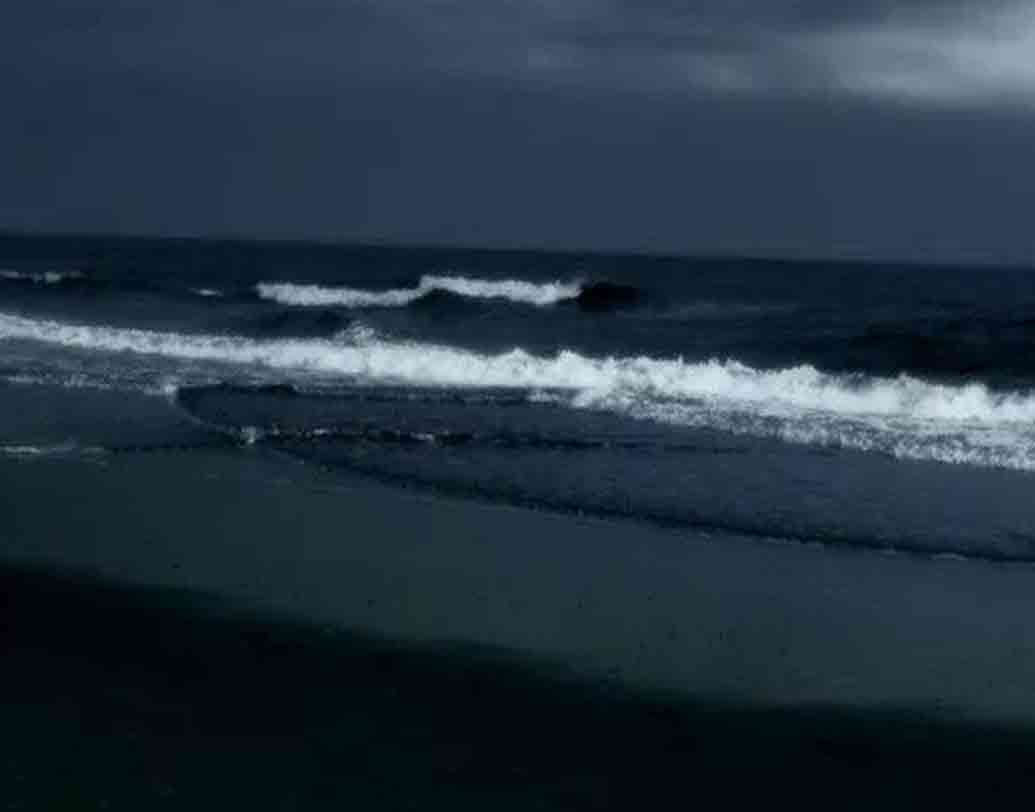 গুজরাতের দুমাস বিচ : গুজরাতের এই সমুদ্র সৈকতে মৃতদের আত্মারা নাকি রাতে ঘুরে বেড়ায়। শ্মশান ছিল এটি। রাতে সমুদ্রতটে হাঁটতে গেলেই নাকি অশরীরীর উপস্থিতি টের পাওয়া যায়। সন্ধ্যা নামলে এই তটে প্রবেশ নিষেধ।