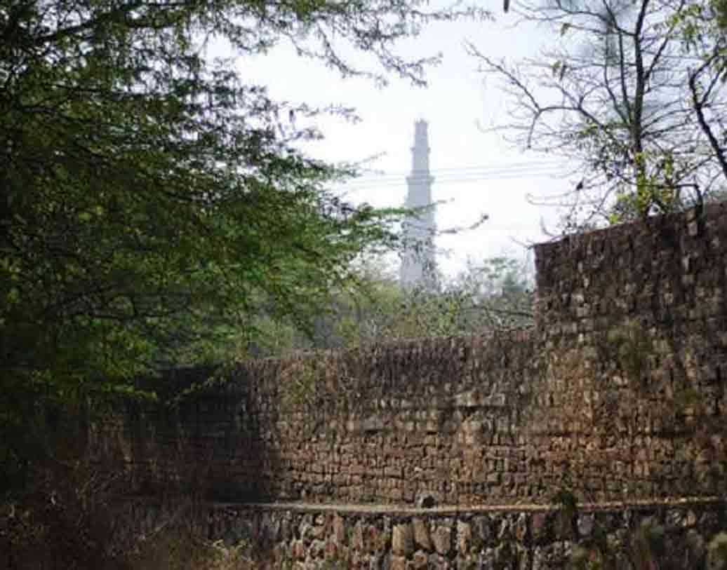 দিল্লির সঞ্জয় ভান : ফাঁকা রাস্তা। গাড়ি নিয়ে যাওয়ার সময় সেখানে সাদা শাড়ি পরা এক মহিলাকে প্রায়ই ঘুরে বেড়াতে দেখা যায়। আশপাশে জঙ্গলও রয়েছে। কয়েক দশক ধরে এই অশরীরীর অস্তিত্বের কথা শোনা গিয়েছে।
